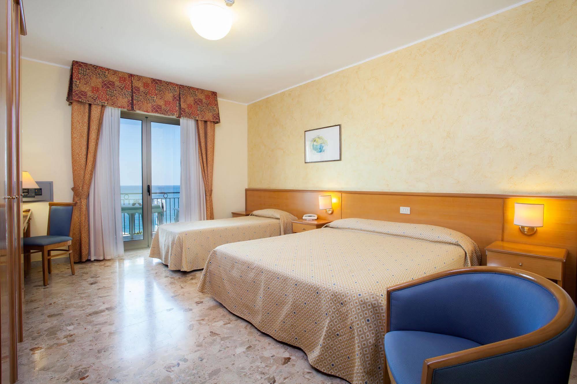 Hotel La Tonnara Amantea Bagian luar foto